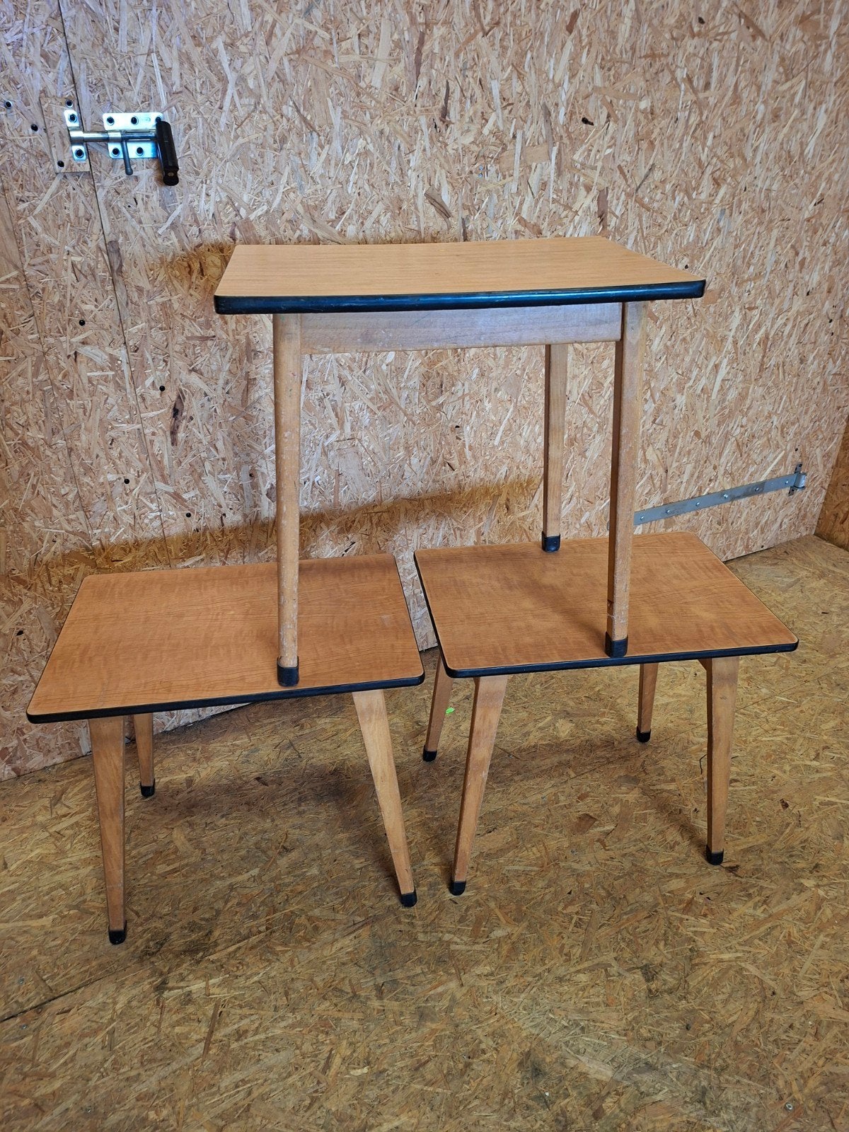Tof set van 3 vintage schooltafeltjes,oude tafeltjes, Ophalen