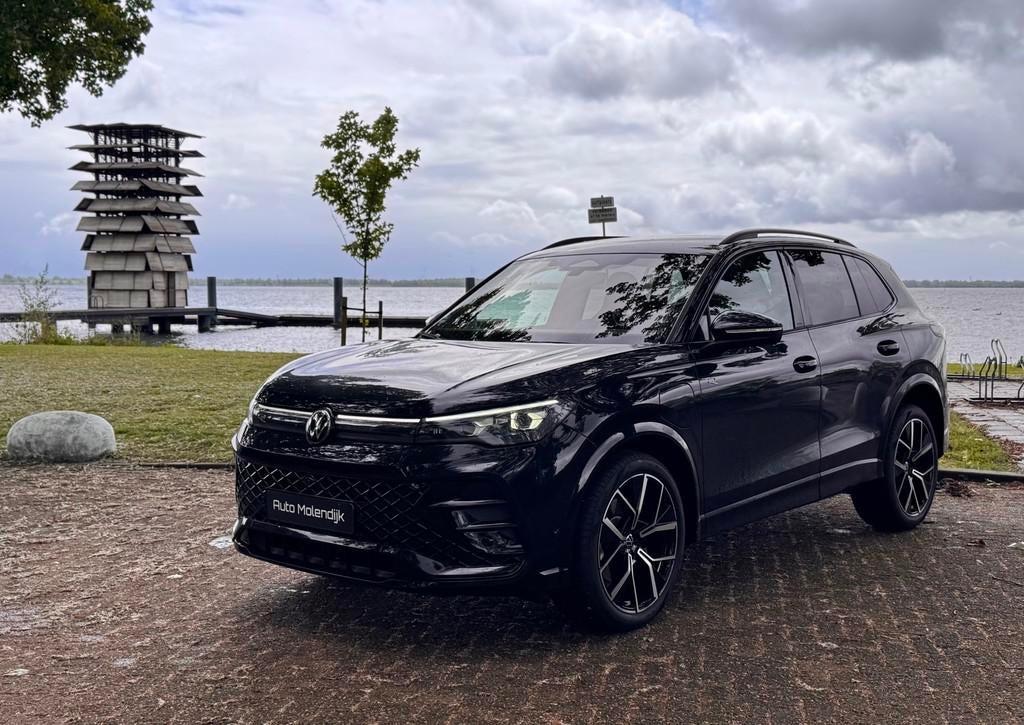 Volkswagen Tiguan 1.5 e-Hybrid R-Line Black / 20 inch / 5jr, Auto's, Zwart, Leder en Stof, Zwart, Bedrijf