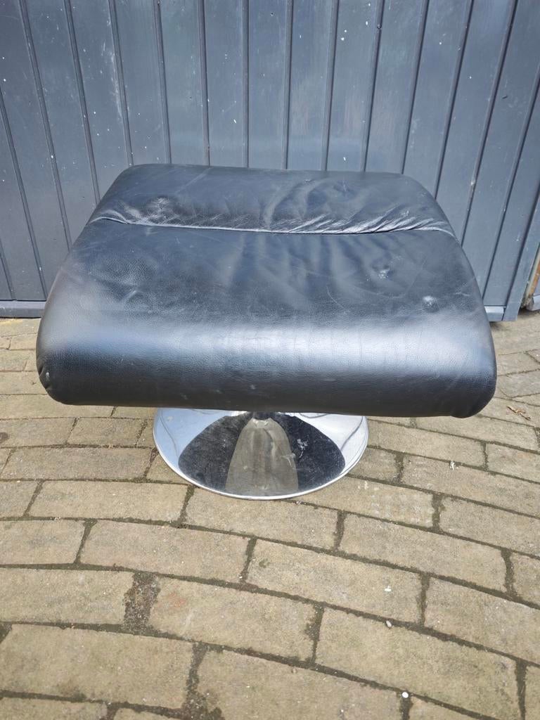 Zwarte leren poef met chromen draaivoet (Montel), Ophalen, Modern, Comfortabel, Gebruikt, 50 tot 75 cm