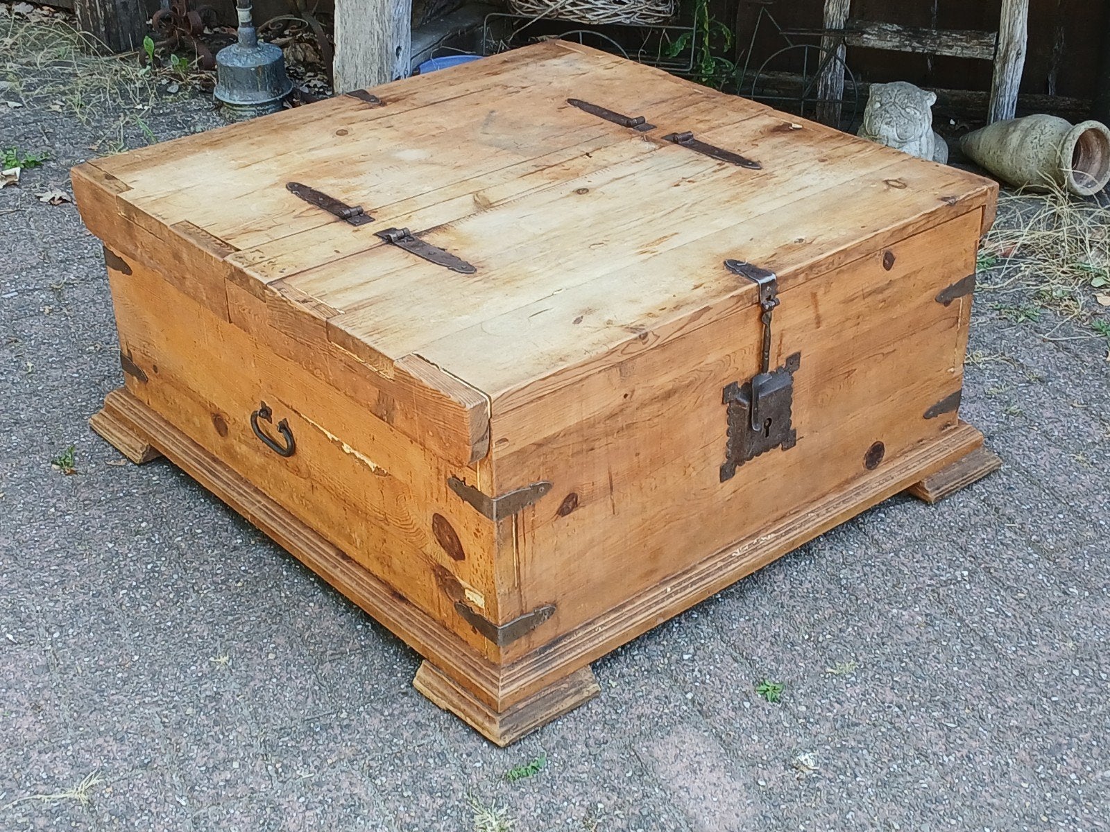 Antieke houten kist met metalen beslag, Ophalen