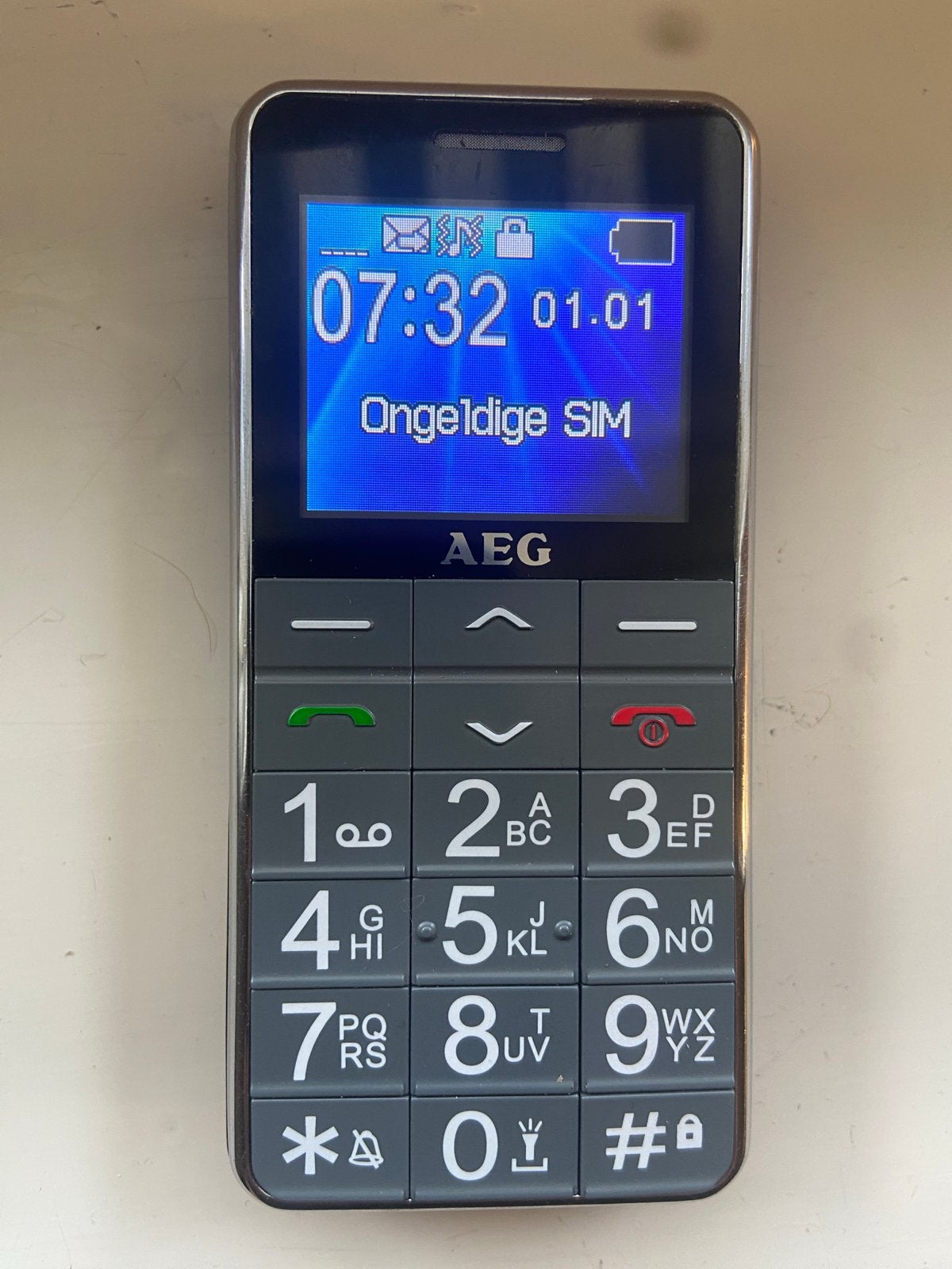 AEG Seniorentelefoon M250 met SOS-knop, Gebruikt, Geen camera, Ophalen of Verzenden, Klassiek of Candybar