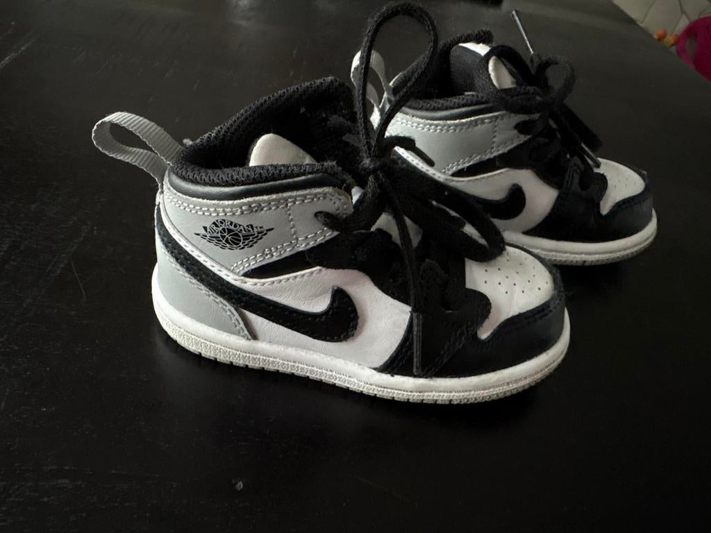 Nike Air Jordan 1 Mid kinder Schoenen - Maat 22, Kinderen en Baby's, Kinderkleding | Schoenen en Sokken, Ophalen of Verzenden