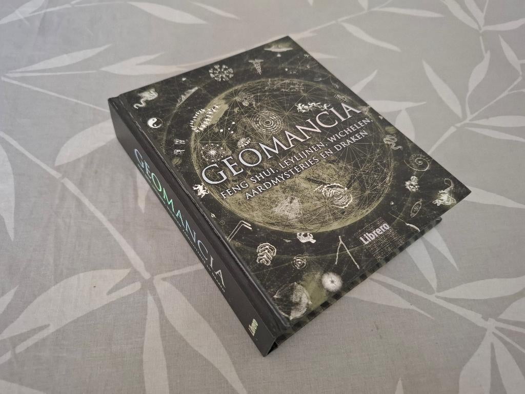 GEOMANCIA - Feng Shui, Leylijnen, Wichelen, Aardmysteries en, Boeken, Achtergrond en Informatie, Ophalen of Verzenden, Zo goed als nieuw