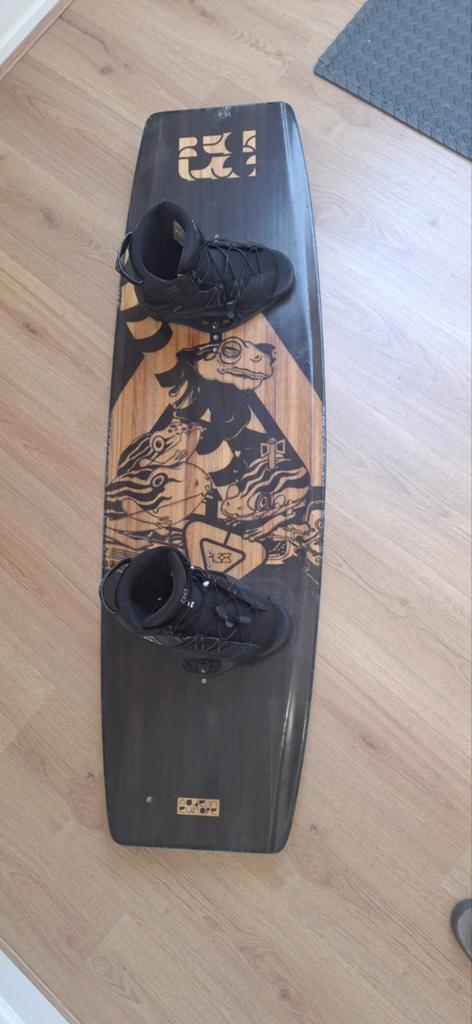 Wakeboard met bindingen - Ronix Divide (140 cm), Watersport en Boten, Ophalen, Gebruikt, Board en Schoenen