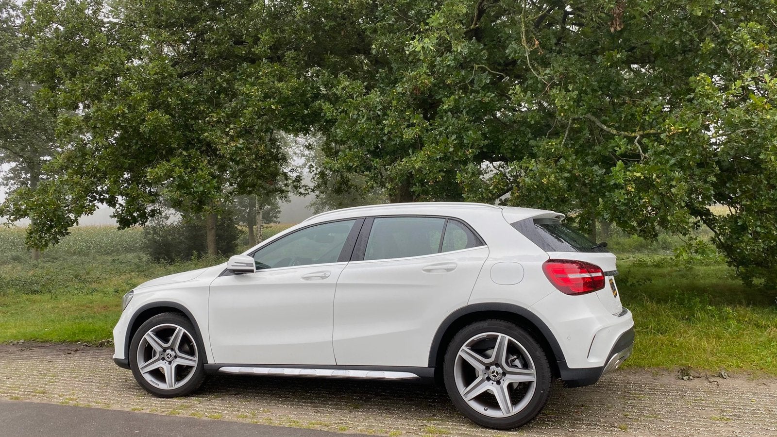 Mercedes-Benz GLA 180 AMG | Trekhaak | 19" | Apple CarPlay, Auto's, Dealer onderhouden, 4 cilinders, 715 kg, Alcantara