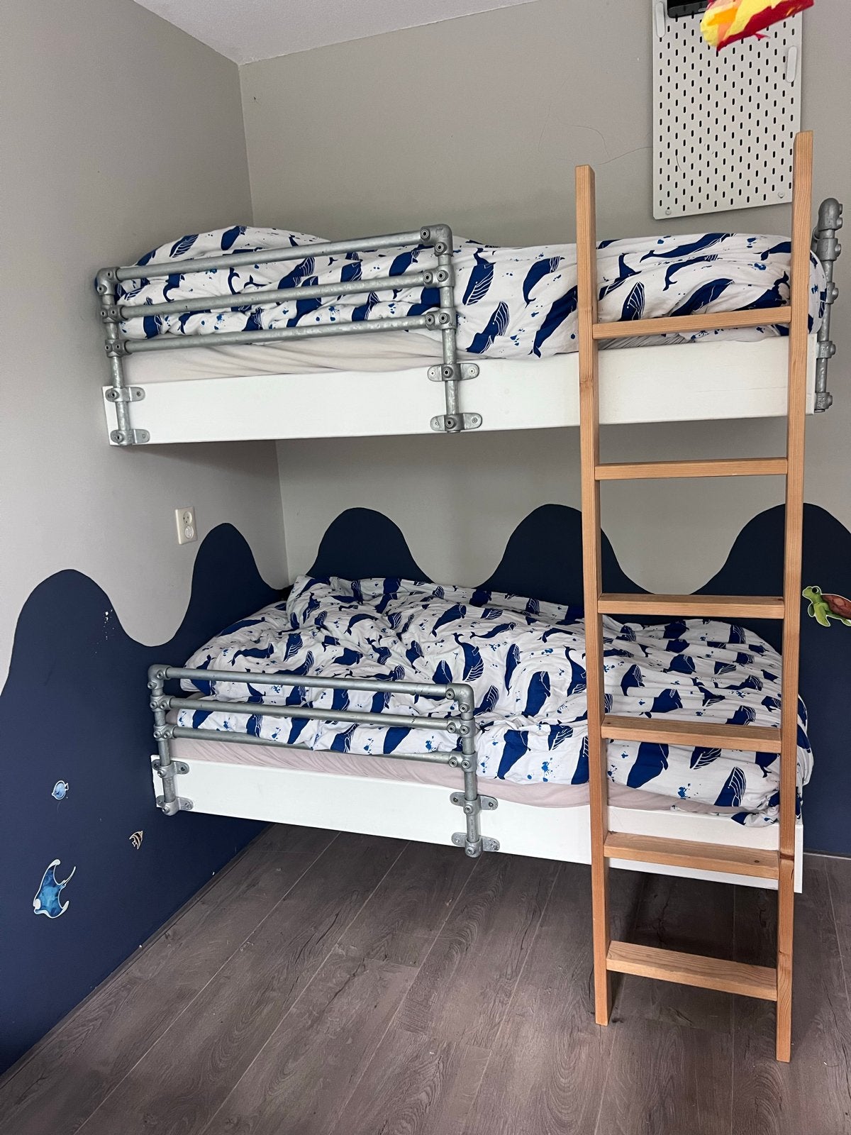 Stapelbed, gemonteerd aan muur, Ophalen, Gebruikt, Tweepersoons, 190 cm of minder