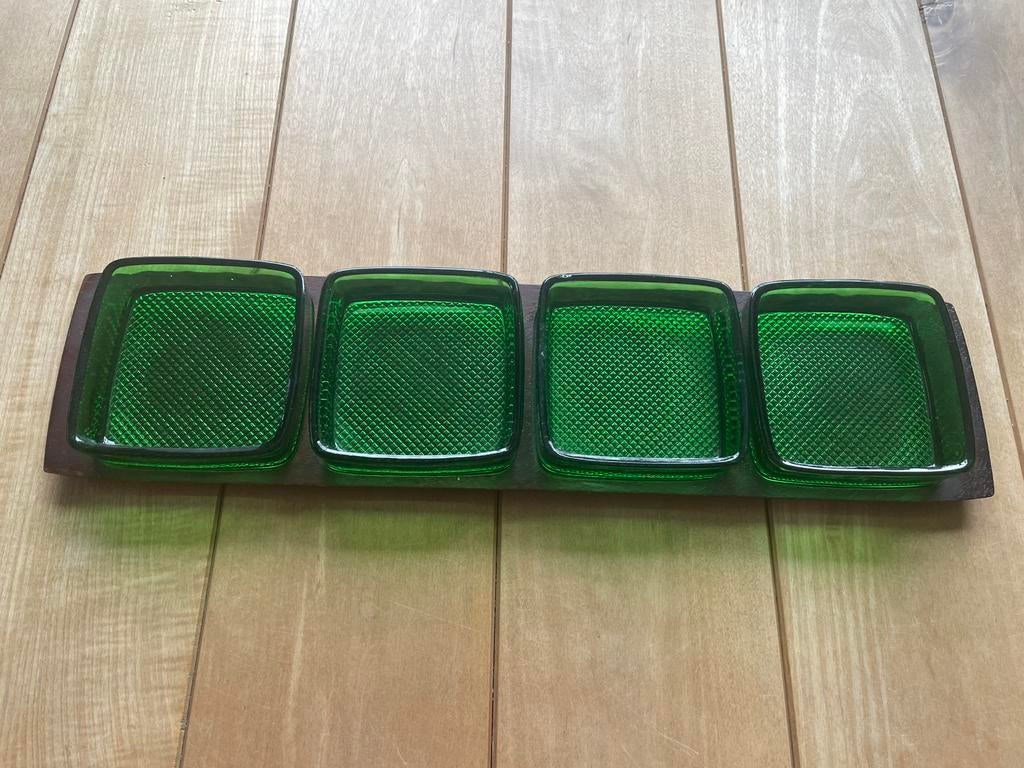Retro schaaltjes op houten blad, Huis en Inrichting, Woonaccessoires | Schalen en Manden, Gebruikt, Schaal, Vierkant, Ophalen of Verzenden