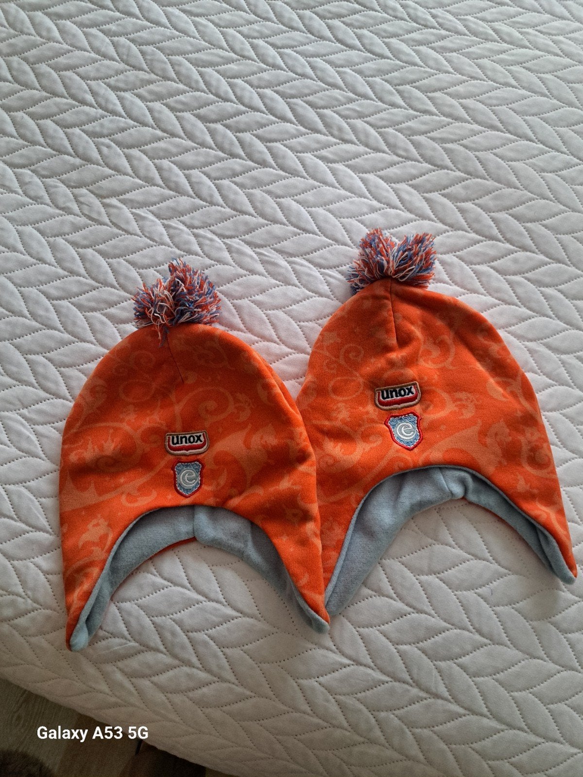 2x Oranje Unox mutsen met pompon - Zo goed als nieuw, Jongen of Meisje, Ophalen of Verzenden, 104 of kleiner, Muts