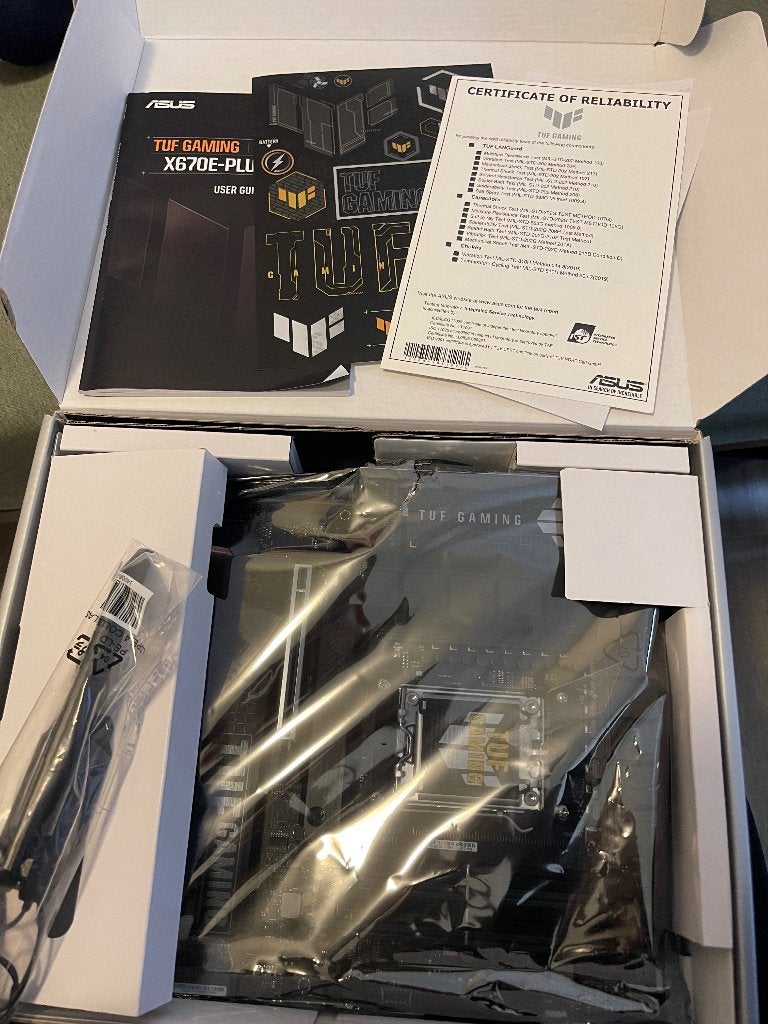 ASUS TUF Gaming X670E-PLUS WIFI moederbord AM5, Ophalen of Verzenden, Zo goed als nieuw, ATX, DDR5