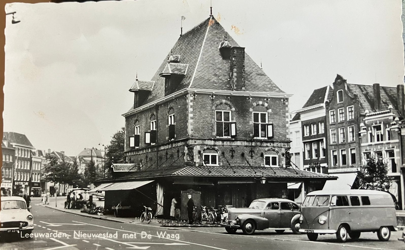 Ansichtkaart met Auto’s VW Bus T1- Ford- Opel in Leeuwarden, Ophalen of Verzenden, 1960 tot 1980, Gelopen, Voertuig