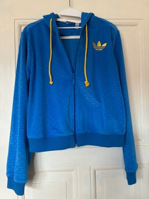 Adidas blauwe hoodie met goudgeel logo, Maat 38/40 (M), Ophalen of Verzenden, Zo goed als nieuw, Blauw