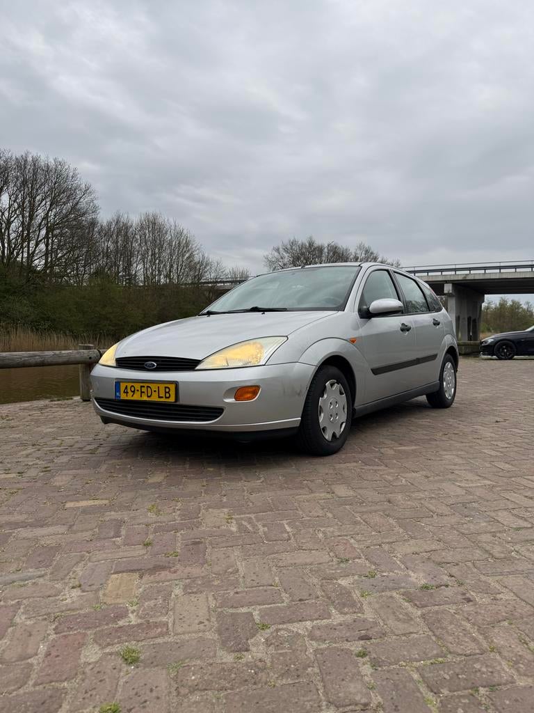 Ford Focus 1.6I 74KW 2000 Grijs nieuwe apk, Gebruikt, Ophalen of Verzenden, Ford, Bumper