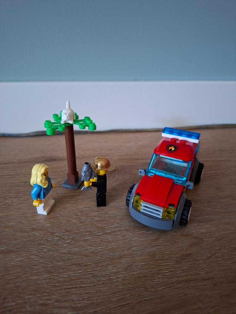 Lego City Brandweerwagen met figuren en boom (60001), Compleet, City, Lego, Ophalen of Verzenden