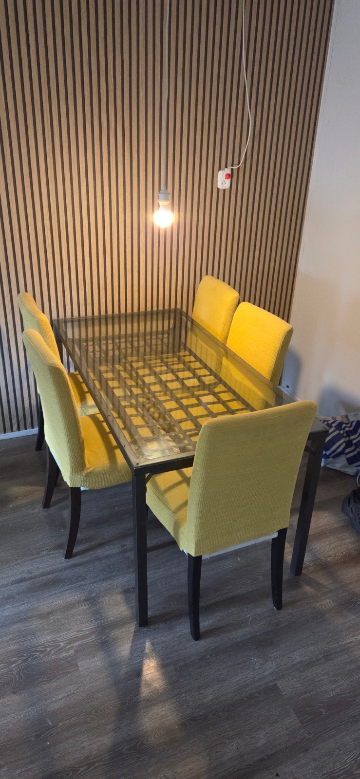 glazen eettafel met gele stoelen gratis ophalen, Huis en Inrichting, Tafels | Eettafels, Ophalen of Verzenden, Gebruikt