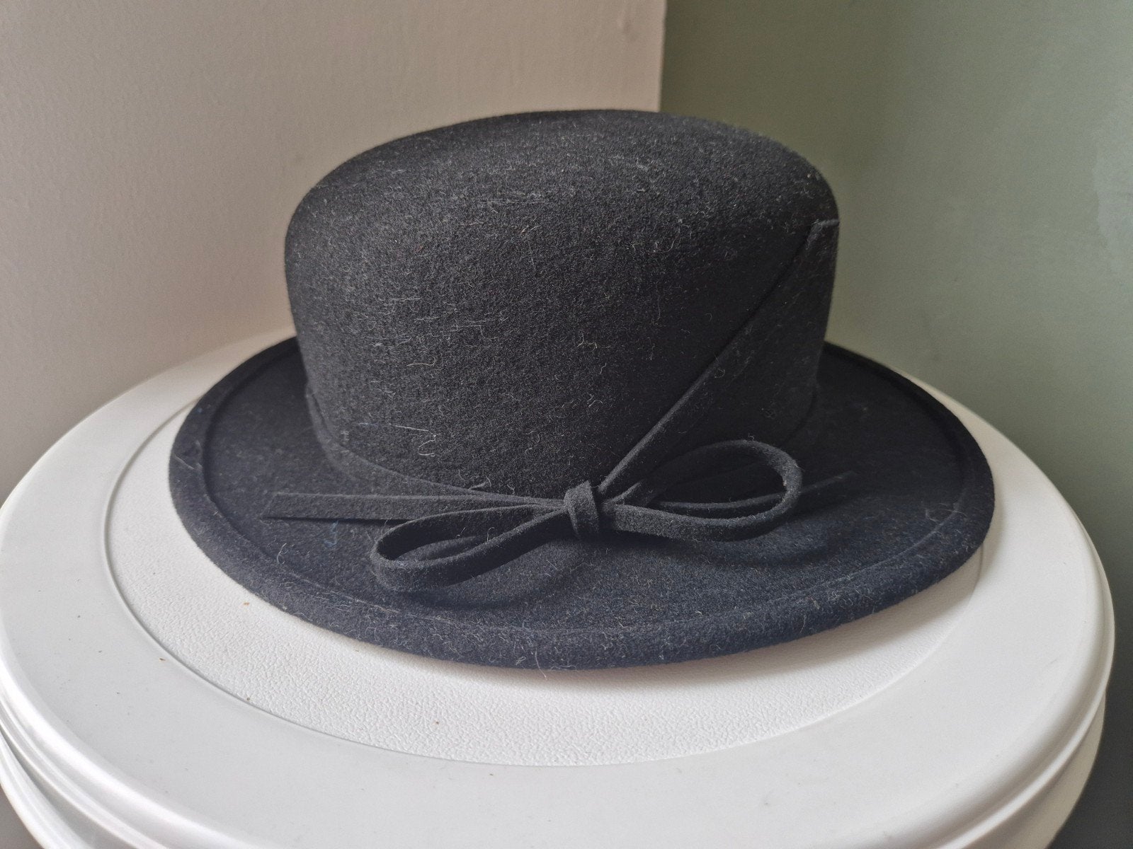 Vintage Chapeau Jacqueline zwarte vilten dameshoed, Kleding | Dames, Ophalen