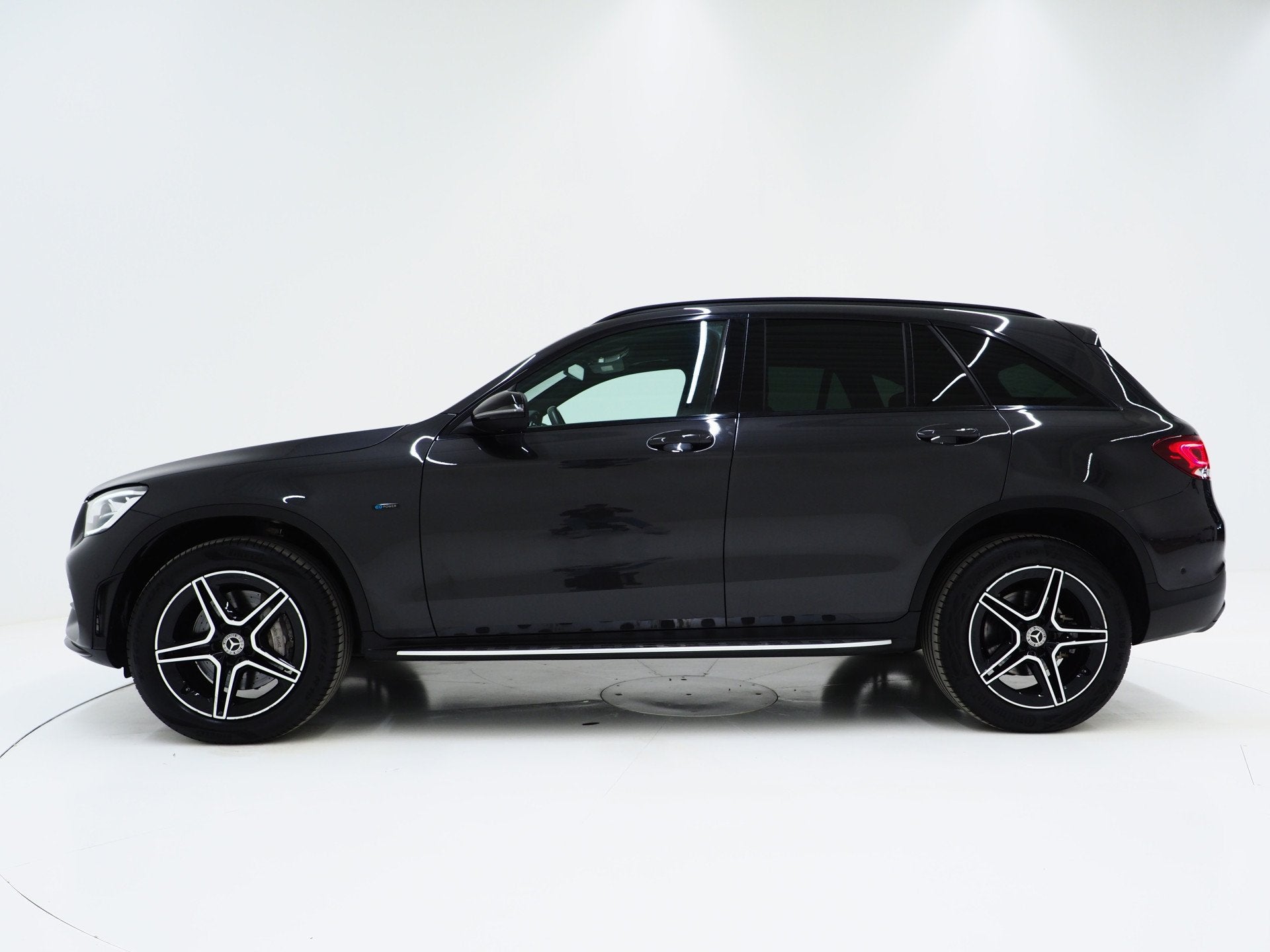 Mercedes-Benz GLC 300e 4MATIC AMG Full Black | Panoramadak |, Auto's, Automaat, Gebruikt, Zwart, 4 cilinders