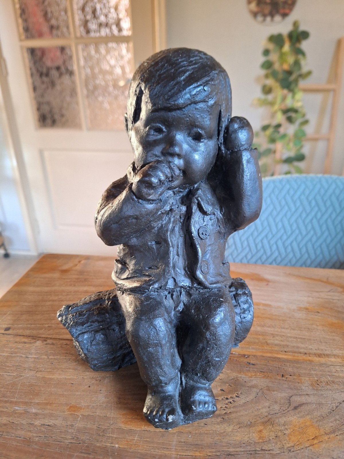 Vintage beeldje van jongen op boomstam - Zwart, Ophalen, Zo goed als nieuw, Mens