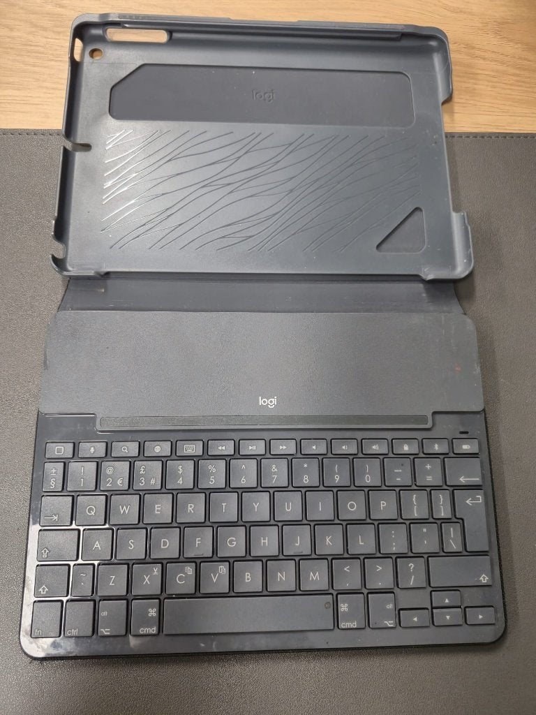 Logitech Slim Folio Keyboard Case voor iPad 9.7, 10 inch, Gebruikt, Logitech, Bescherming voor- en achterkant