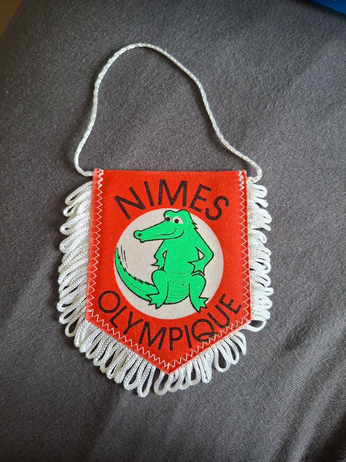 Olympique Nimes vaantje, Ophalen of Verzenden, Buitenlandse clubs, Vaantje of Sjaal