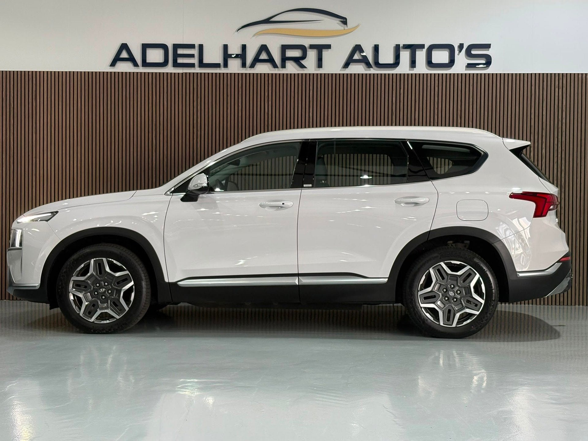 Hyundai Santa Fe 1.6 T-GDI PHEV Comfort Smart Sky 265 PK / L, Auto's, Dealer onderhouden, Santa Fe, Gebruikt, Zwart