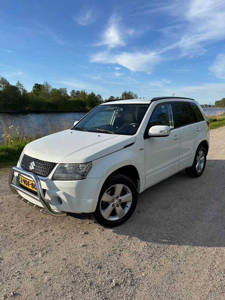 Prima Suzuki Grand Vitara 1.9D 4X4 CC/TREKH./NW.APK  BJ.2009, Zwart, 4 cilinders, 2085 kg, Wit