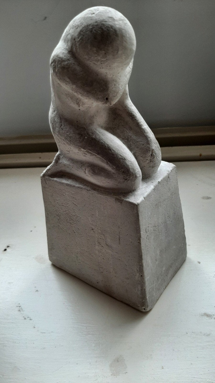 Oud gipsen beeld treurende vrouw, Ophalen of Verzenden, Zo goed als nieuw, Mens