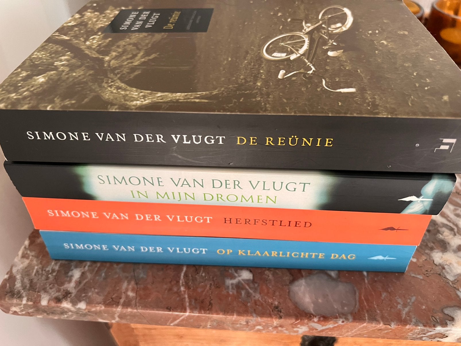 4 literaire thrillers van Simone van der Vlugt, Ophalen of Verzenden, Zo goed als nieuw