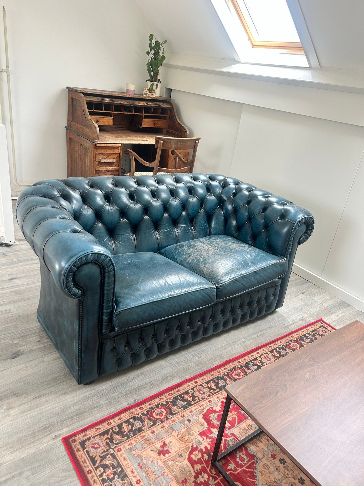 Chesterfield 2-zitsbank in blauw leer, Antiek en Kunst, Antiek | Meubels | Stoelen en Banken, Ophalen