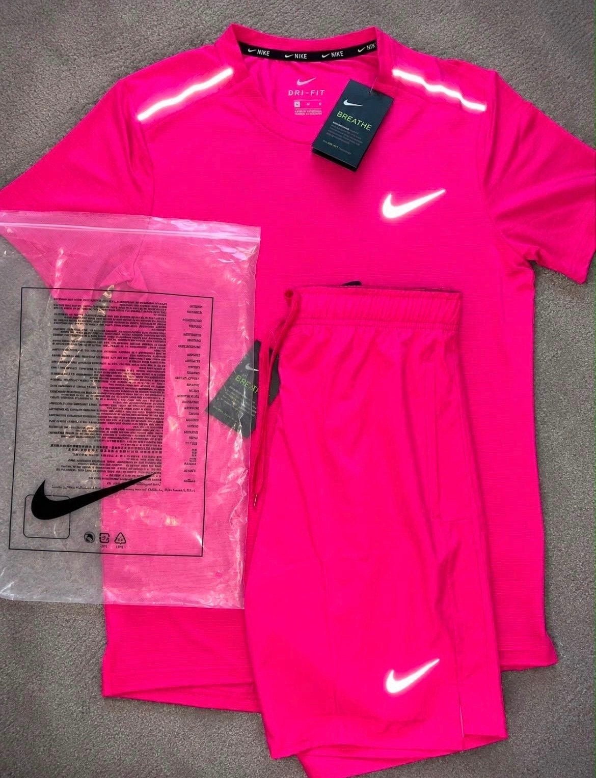 Nike Dri-FIT Sportset - Shirt en Short - Felroze, Maat 38/40 (M), Nieuw, Ophalen of Verzenden, Hardlopen of Fietsen