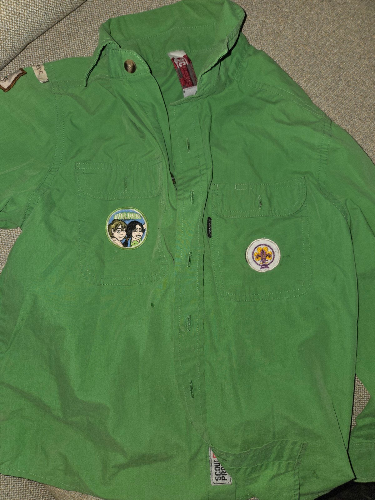 Scouting welpen Blouse Maat 134 - Groen met Emblemen, Verzamelen, Scouting, Ophalen of Verzenden, Gebruikt, Kleding