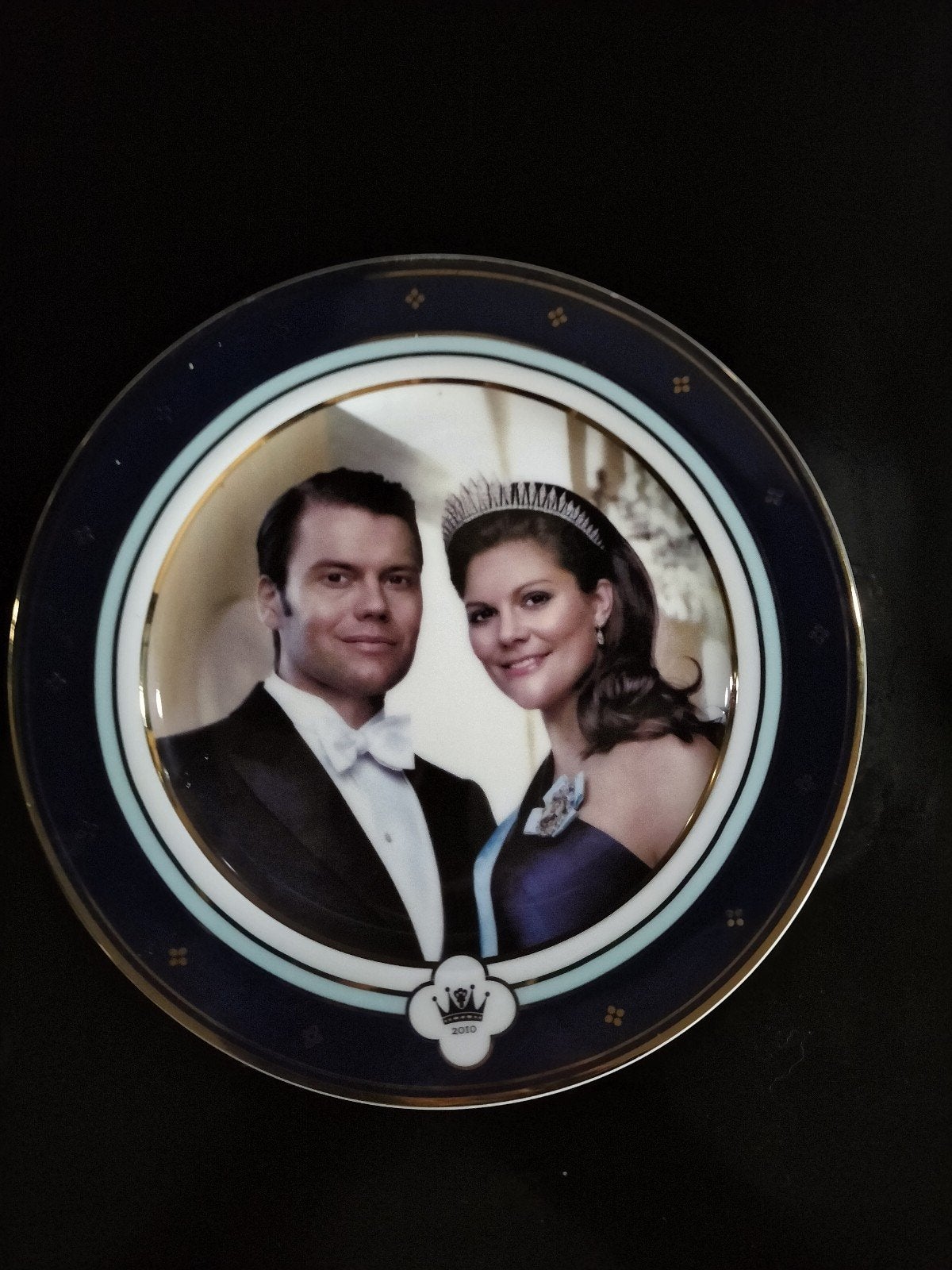 Koninklijk Herdenkingsbord Zweden - Victoria & Daniel, Verzenden, Zo goed als nieuw, Buitenland, Servies