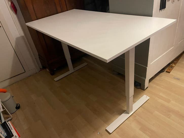 Bureau Ikea trotten in hoogte verstelbaar., Ophalen, In hoogte verstelbaar