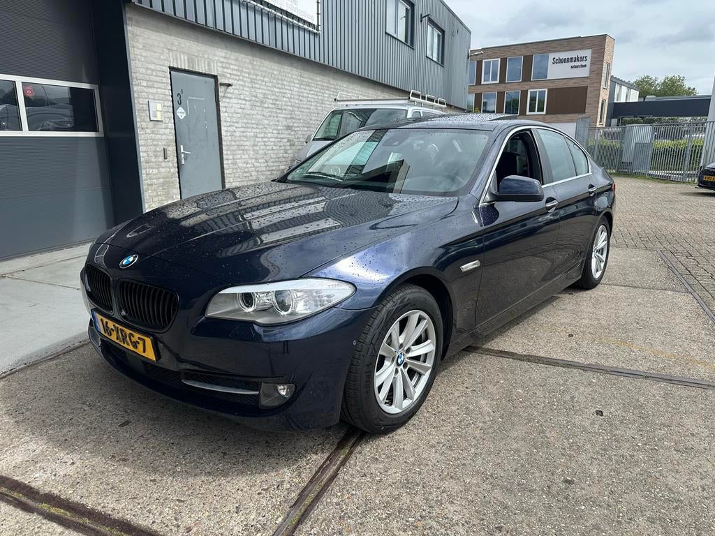 BMW 5-Serie 520i 184pk Aut. 2012 Blauw, Auto's, Achterwielaandrijving, Zwart, 4 cilinders, 2000 kg