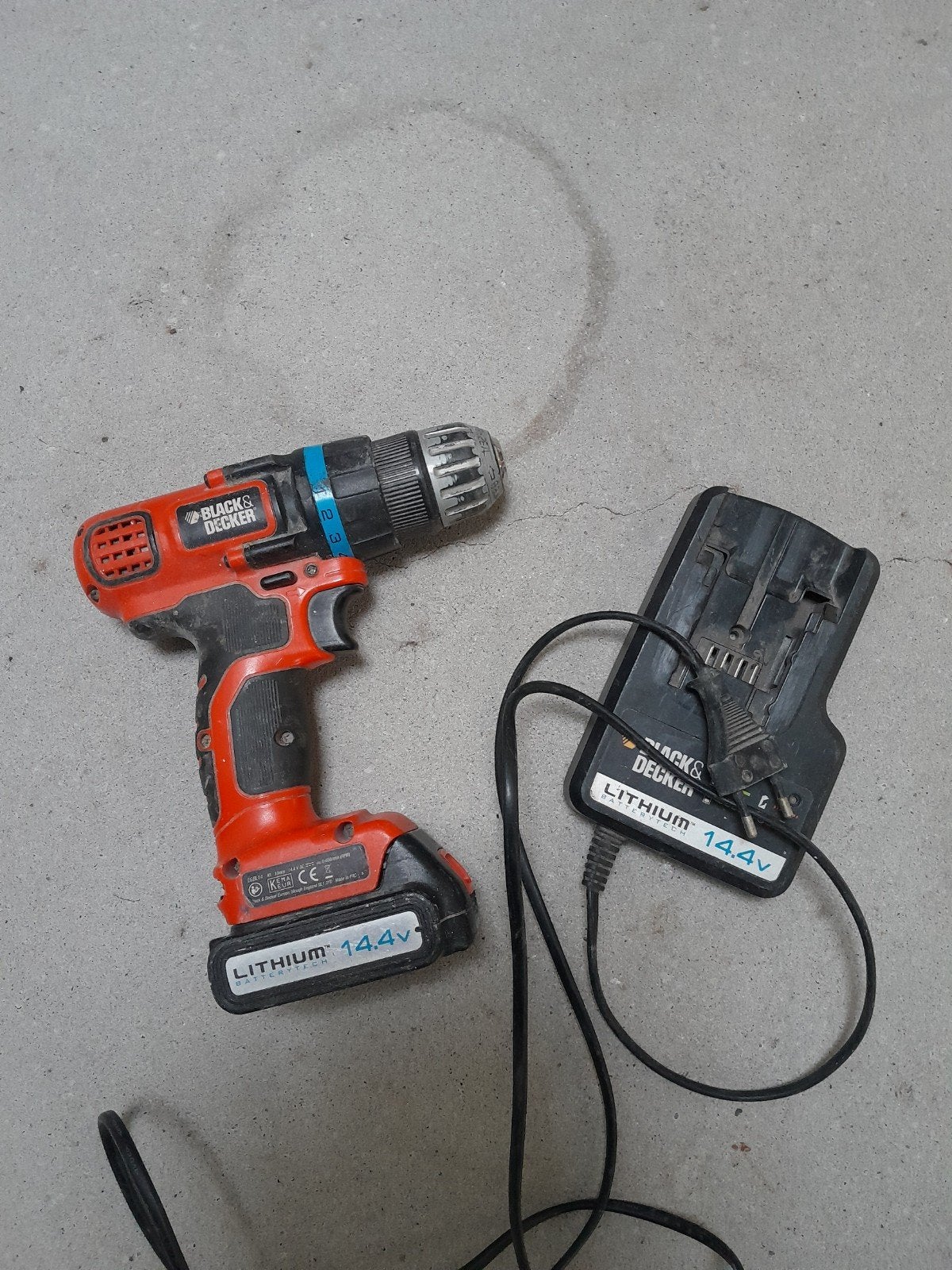 Black & Decker Accuschroefmachine met Accu en Oplader, Ophalen, Gebruikt, Minder dan 400 watt, Boor- en Schroefmachine