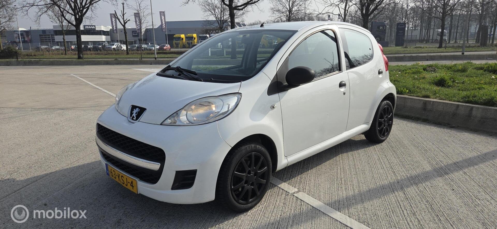 Peugeot 107 1.0-12V 5 deurts/lm-velgen/audio/etc, Voorwielaandrijving, Gebruikt, 4 stoelen, Origineel Nederlands