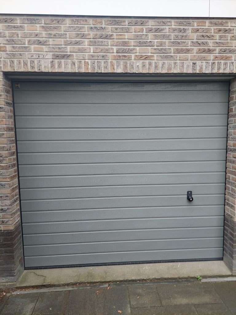 Moderne grijze sectionale garagedeur merk Hormann, Ophalen, Gebruikt