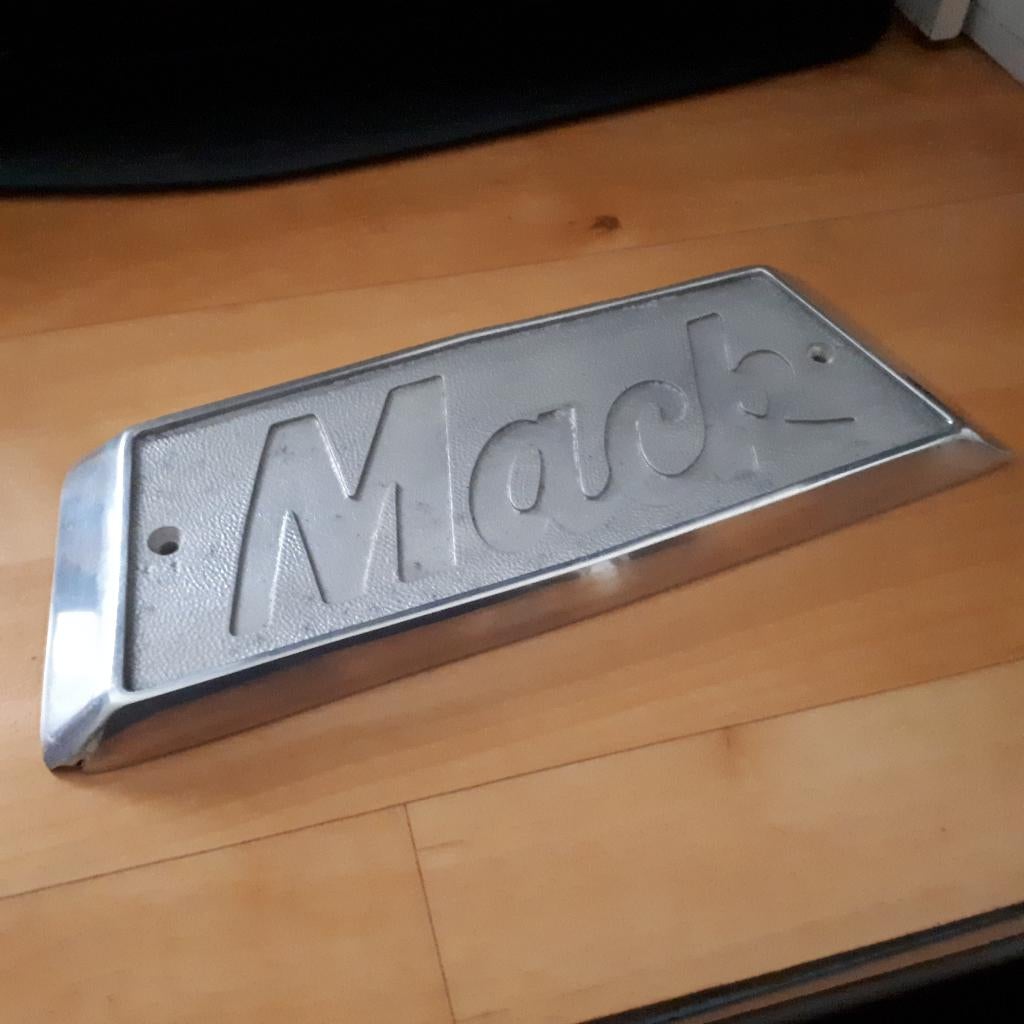 Mack truck embleem 1966 Mack R U model badge emblem script, Verzenden, Gebruikt, Overige merken, Overige Auto-onderdelen