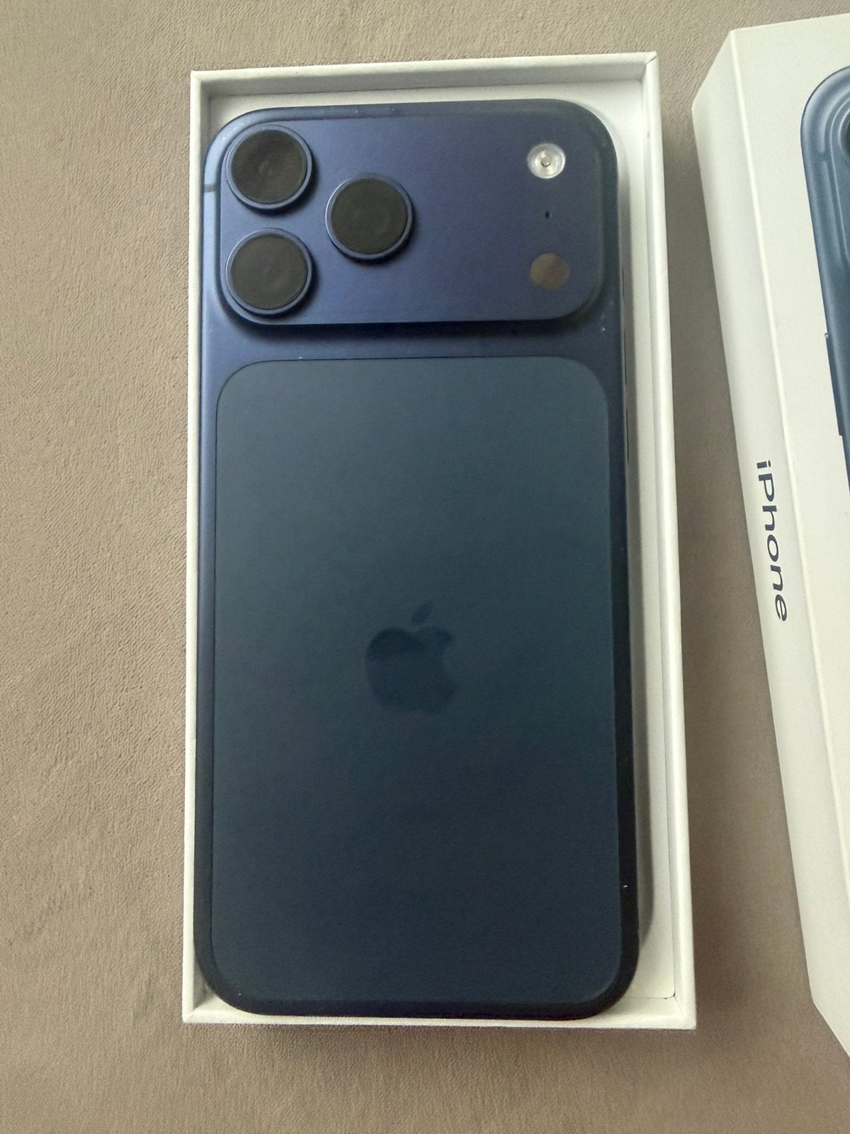 iPhone 17 Pro Max 256 in Nieuwstaat met factuur Ruilen mag, Ophalen of Verzenden, Zo goed als nieuw, Blauw, 256 GB