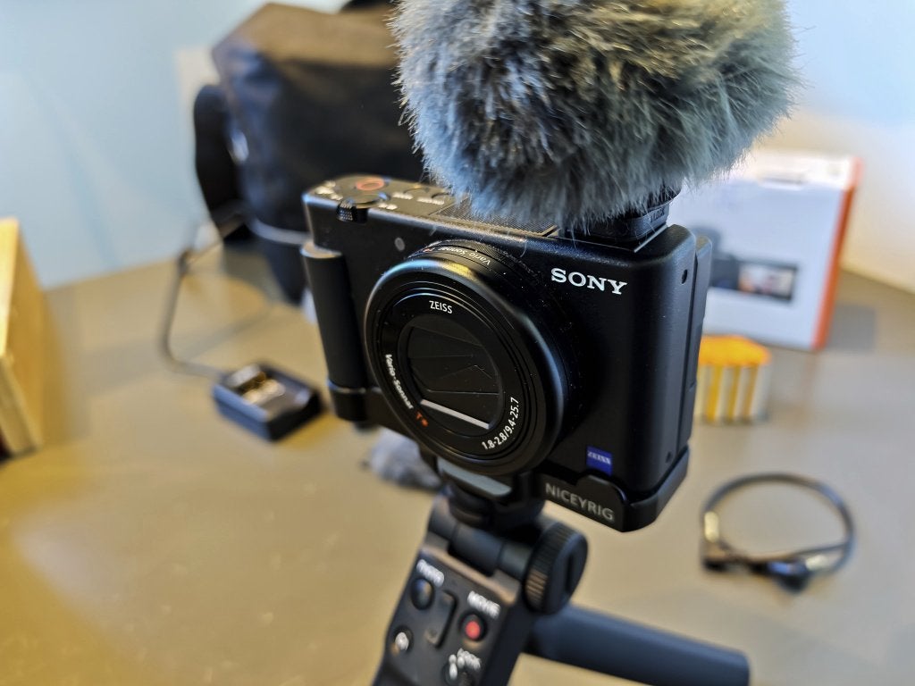 Sony ZV-1 + Micofoon (2x) + handgrip (GP-VPT2BT) + 5 accu, Audio, Tv en Foto, Fotocamera's Digitaal, Ophalen, Accu, Zo goed als nieuw