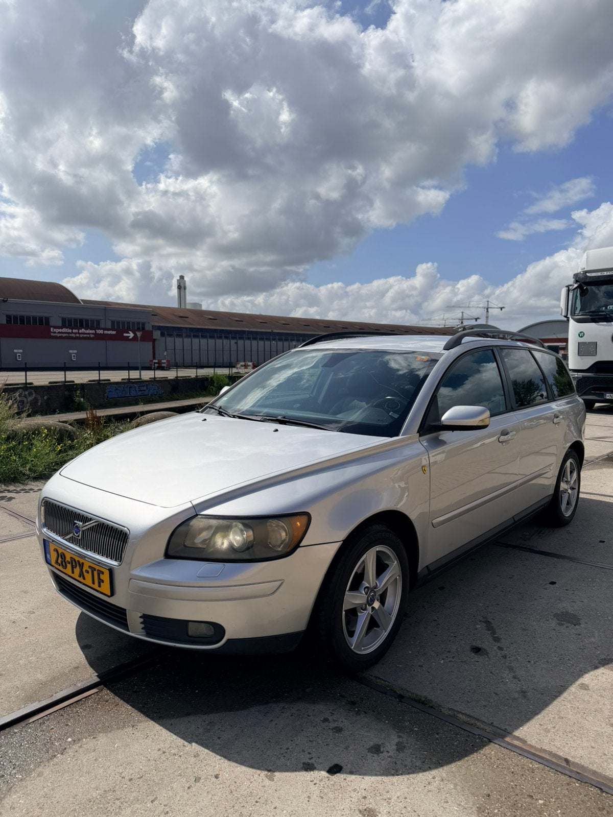 Volvo V50 2.4 140PK Geartronic 2005 Grijs, Auto's, Volvo, Zwart, 700 kg, 2435 cc, Particulier
