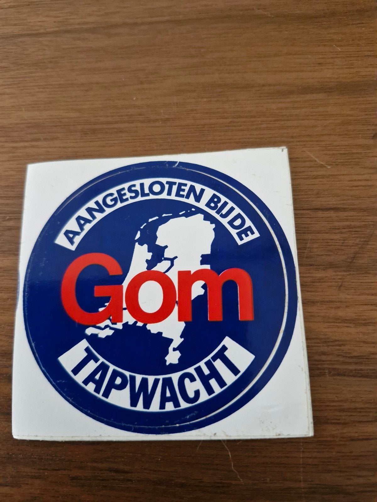 9446 Vintage GOM Tapwacht Sticker - Aangesloten bij de GOM, Verzamelen, Ophalen of Verzenden, Gebruikt, Reclamebord