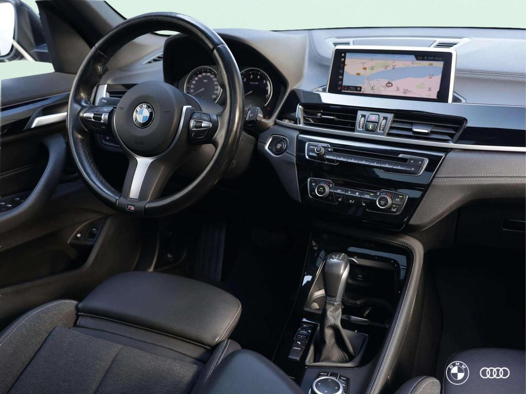 BMW X1 xDr25e SPORT LINE / SPORTST / CAMERA / HIFI / TREKHAA, Auto's, BMW, Met garantie (alle), Leder en Stof, Zwart, Bedrijf