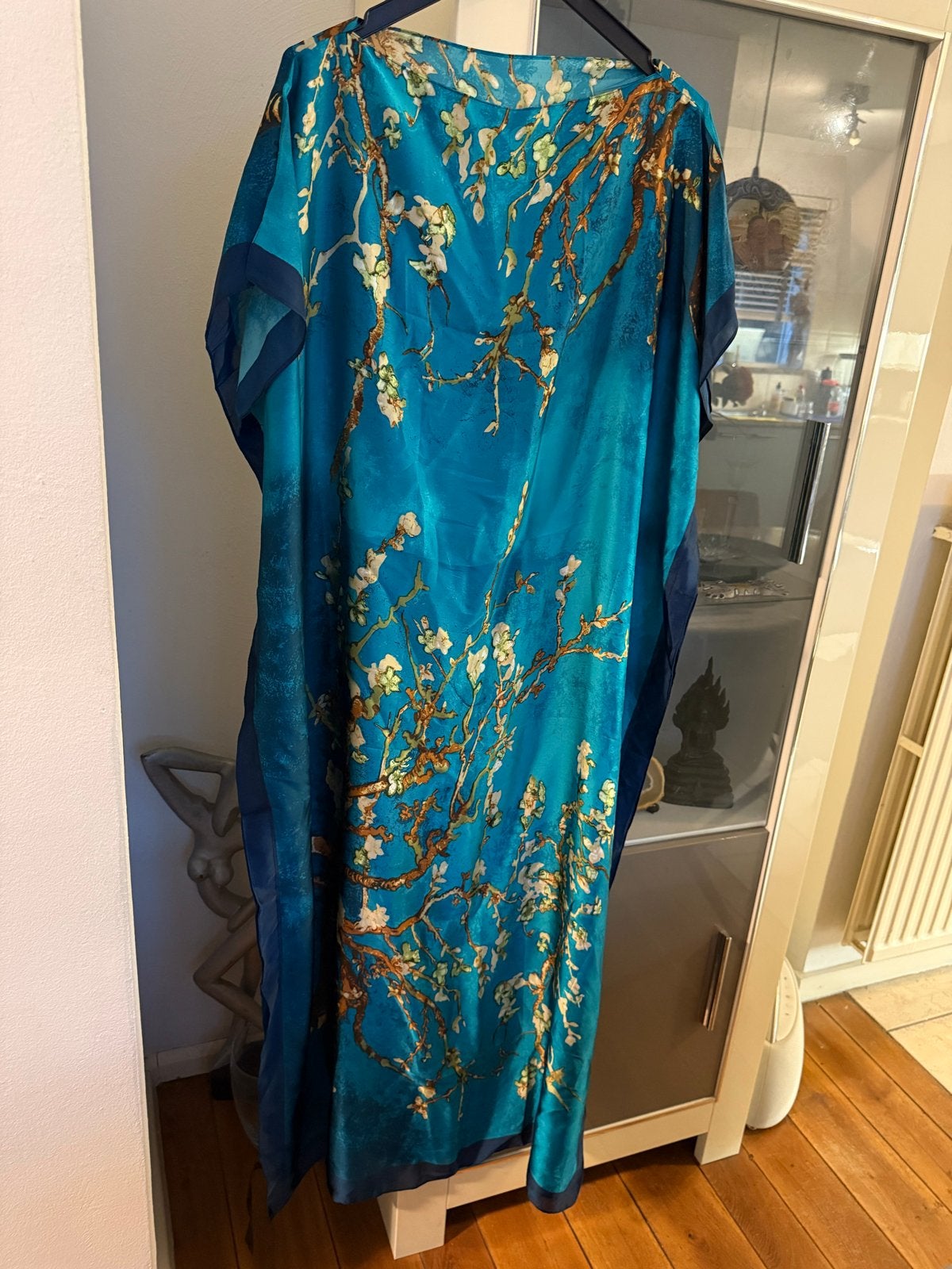 Nieuwe Luxe Satijnlook Kaftan met Sjaal - Maat 52/54, Ophalen of Verzenden, Nieuw, Blauw, Jurk