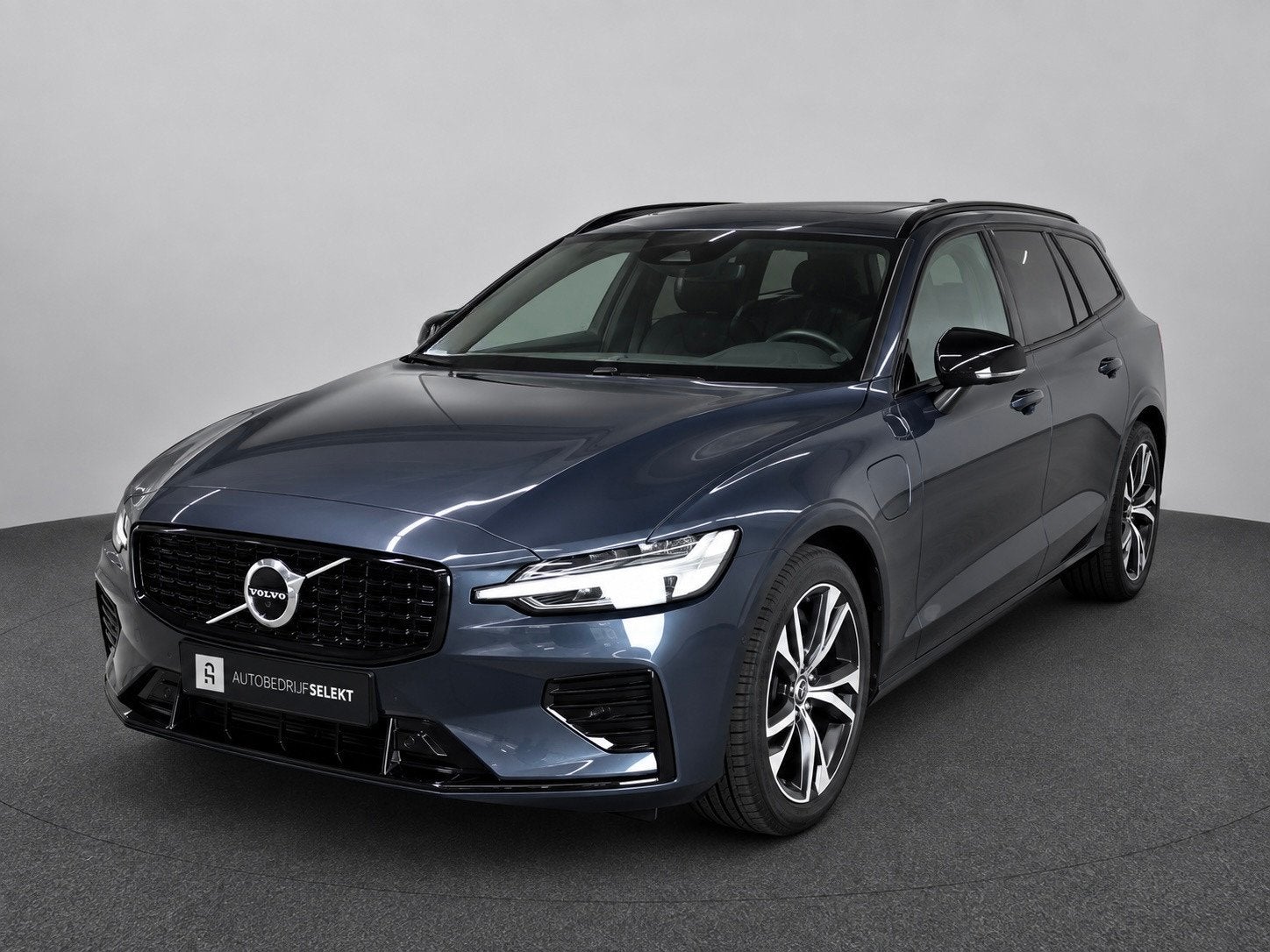 Volvo V60 2.0 T6 Recharge AWD R-Design | SOH 97% | Pano | Me, Dealer onderhouden, Gebruikt, 4 cilinders, Blauw