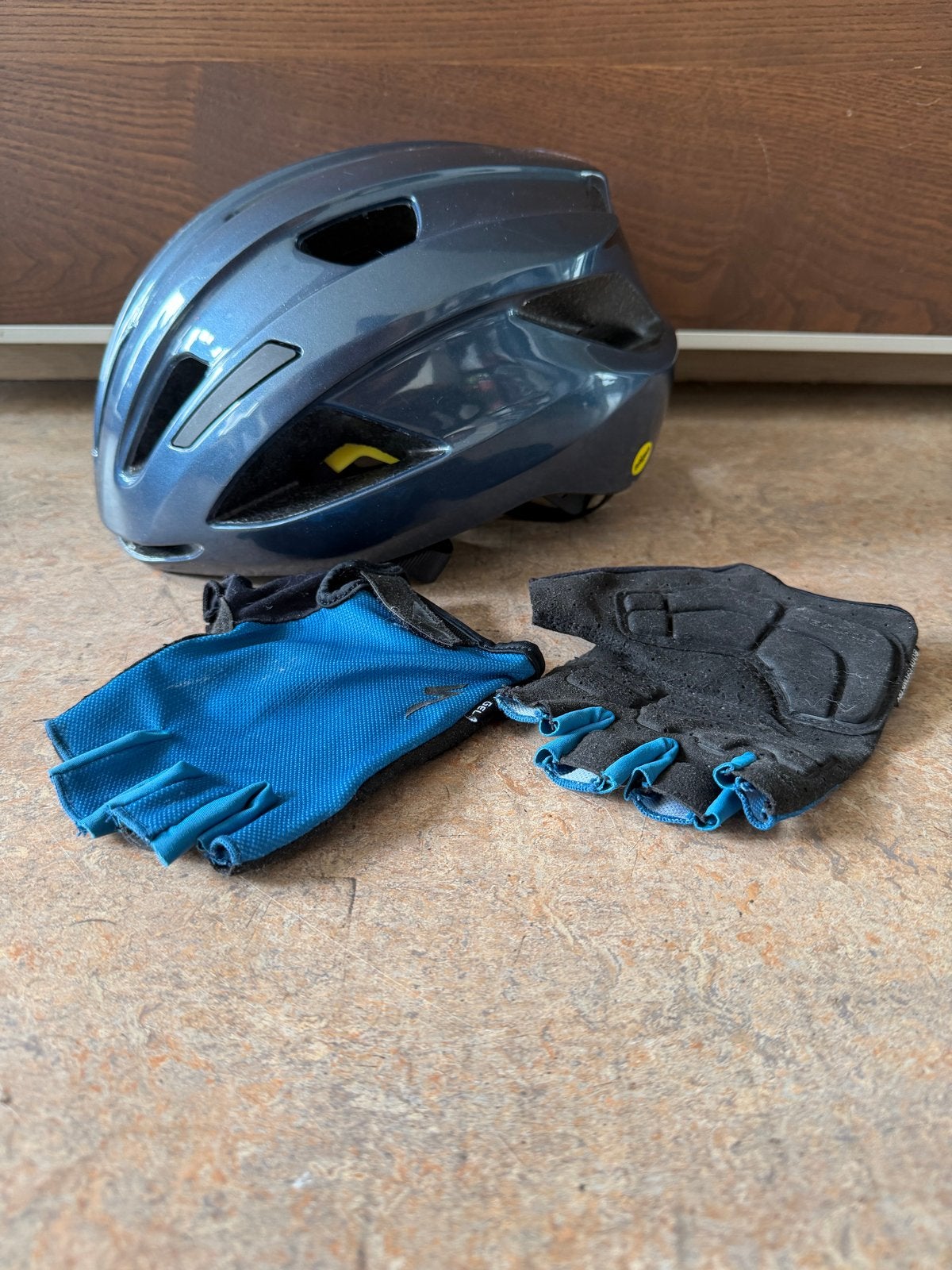 Specialized fietshelm met MIPS en handschoenen, Fietsen en Brommers, Ophalen of Verzenden, Zo goed als nieuw, Overige maten, Heer of Dame