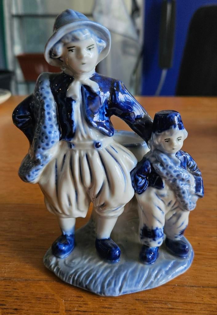 Delfts Blauw beeldje: Hollandse jongen met kind, 14 cm, Ophalen of Verzenden, Gebruikt, Mens