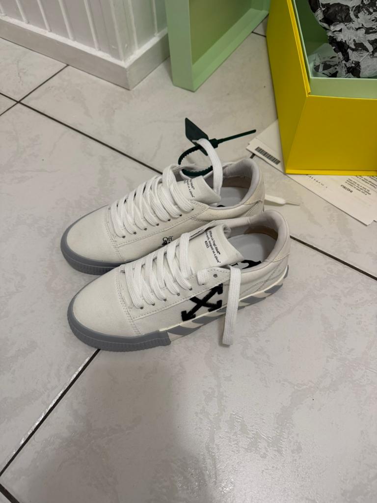 OFF-WHITE schoenen, Wit, Nieuw, Ophalen of Verzenden, Sneakers of Gympen