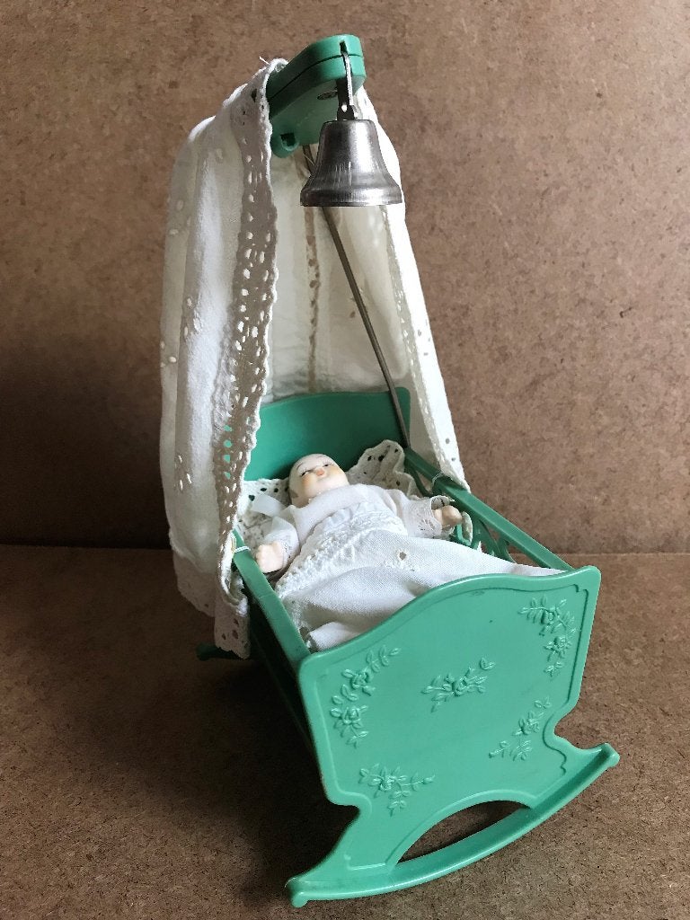 Vintage Schommelwieg Poppenwieg Wieg Bed met Pop 24 cm, Ophalen of Verzenden, Gebruikt, Pop