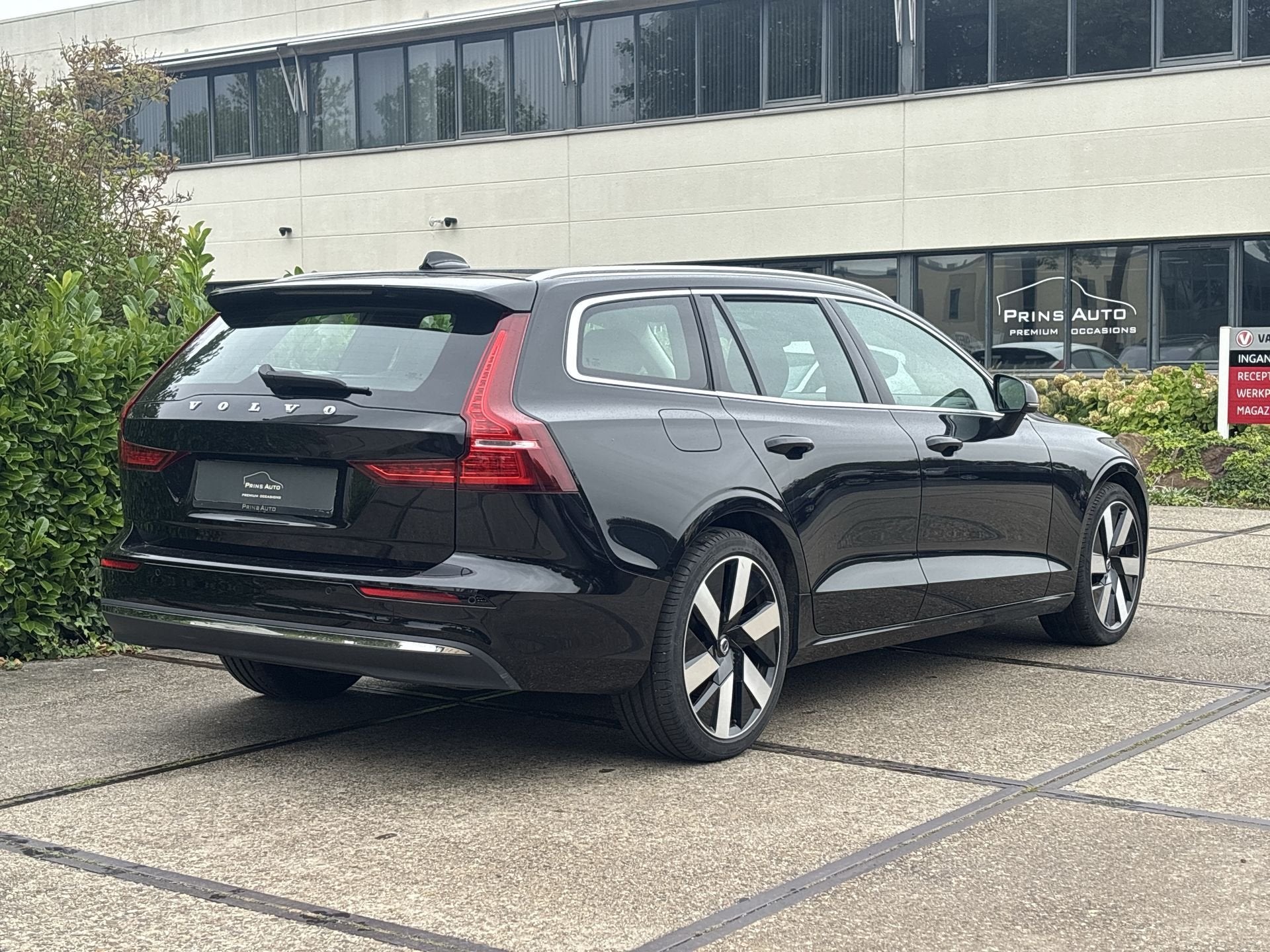 Volvo V60 2.0 B3 Plus Dark |MEMORY|H/K|ELEK.TREKHAAK|KEYLESS, Dealer onderhouden, 4 cilinders, 1969 cc, 1634 kg
