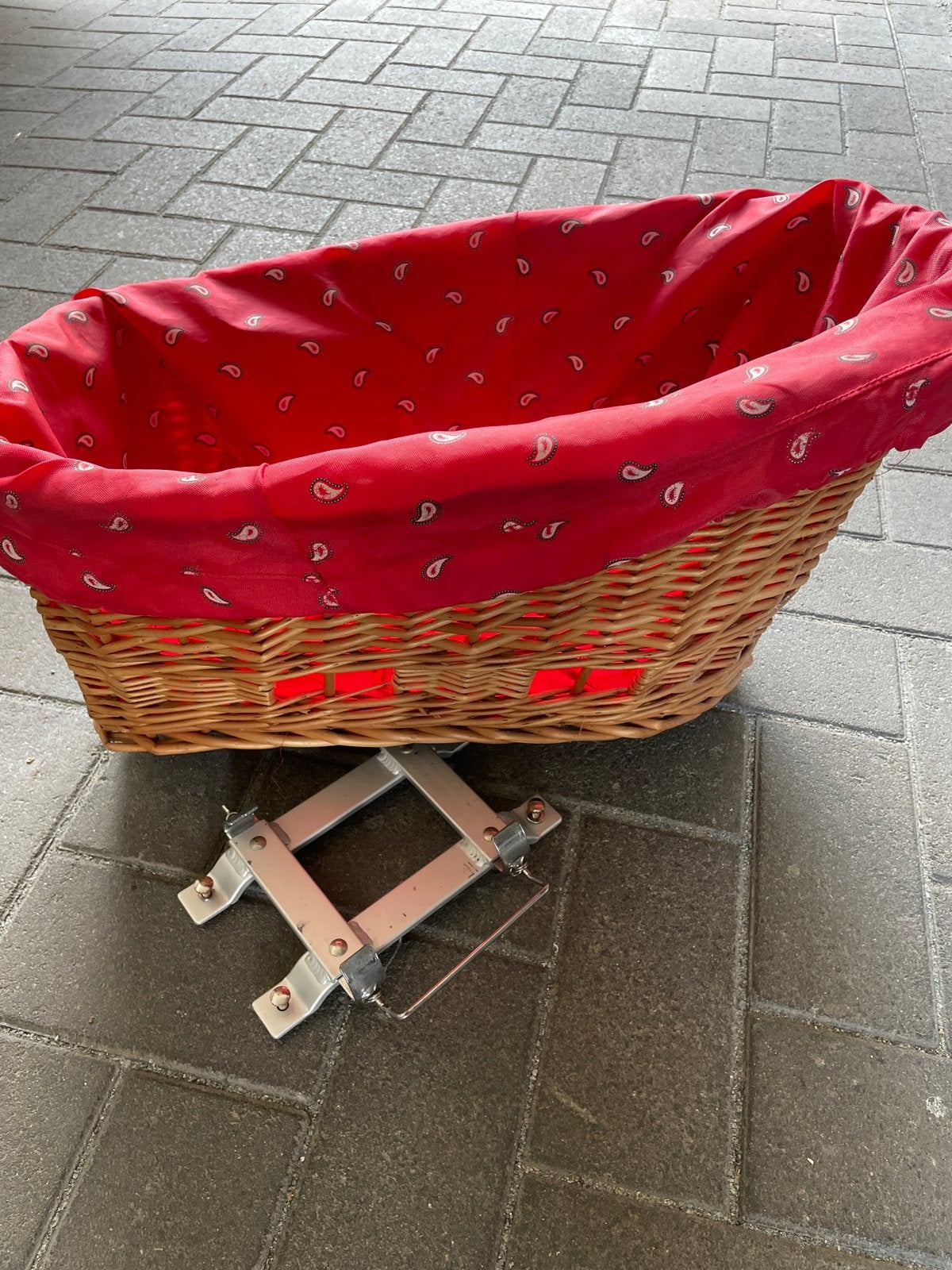 Rotan hondenfietsmand met rode voering en stuurbevestiging, Ophalen of Verzenden, Gebruikt, Fietsmand, Stuurbevestiging